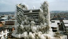 edificio crollante a causa di esplosioni controllate